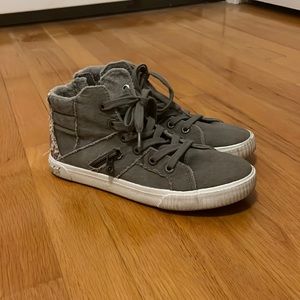 grey women’s mid shoe with vintage look